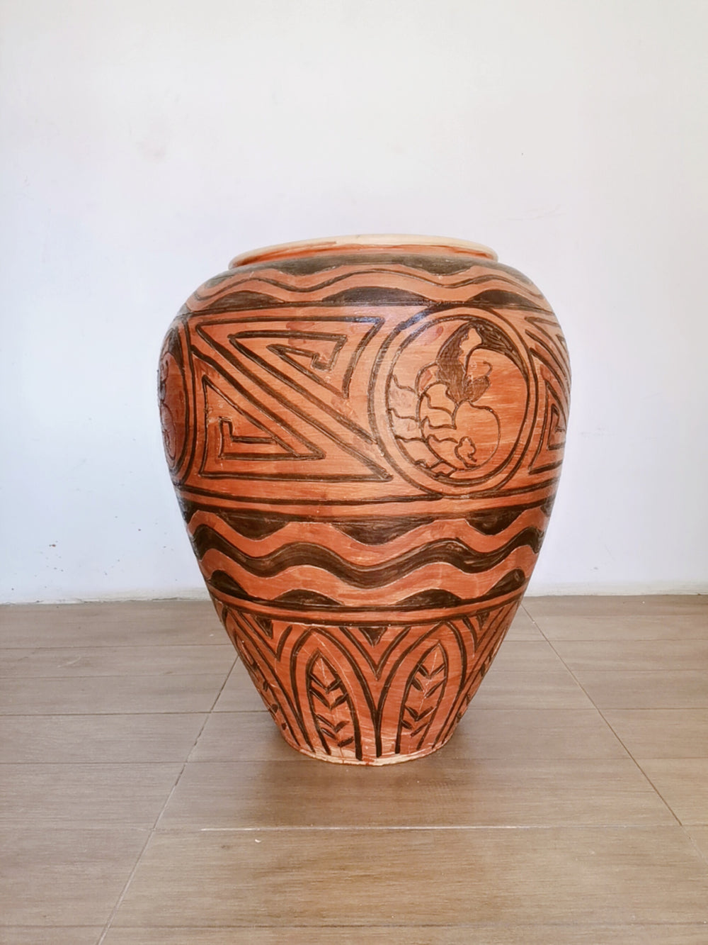 Hand Painted Pot with Red Kanote Design